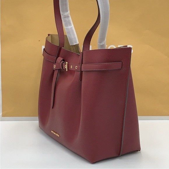 MICHAEL KORS
Emilia Large Pebbled Leather Shoulder Tote Bag
COLOR DARK CHERRy - Picture 13 of 16